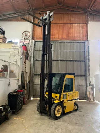 Carretilla elevadora amarilla