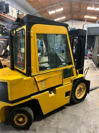 Carretilla elevadora amarilla