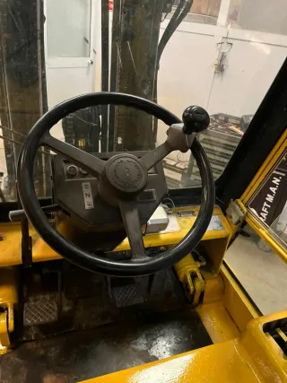 Carretilla elevadora amarilla