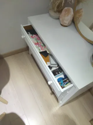 Cajonera de madera maciza blanca restaurada