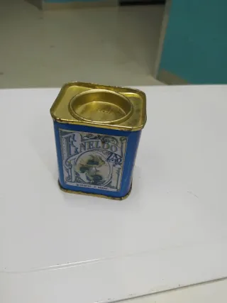 Lata antigua de especias