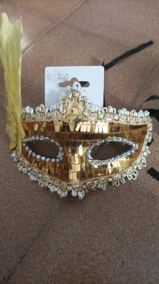 8 Antifaces o mascaras dorado con pluma