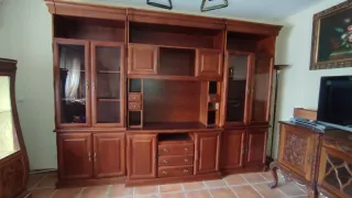 Mueble de salón de madera y cristal