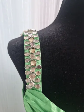 Vestido de fiesta verde con pedrería