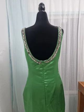 Vestido de fiesta verde con pedrería