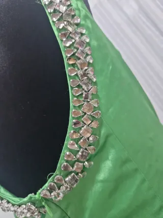 Vestido de fiesta verde con pedrería