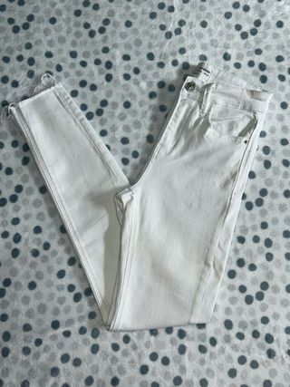 Vaqueros pitillo Stradivarius blancos Talla XS