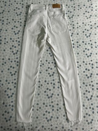 Vaqueros pitillo Stradivarius blancos Talla XS