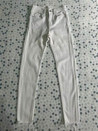 Vaqueros pitillo Stradivarius blancos Talla XS