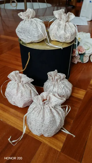 Set 5 sacchetti porta gioie in stoffa beige