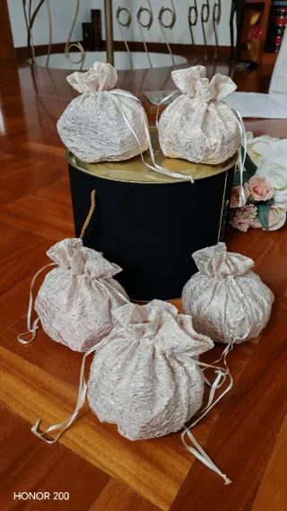 Set 5 sacchetti porta gioie in stoffa beige