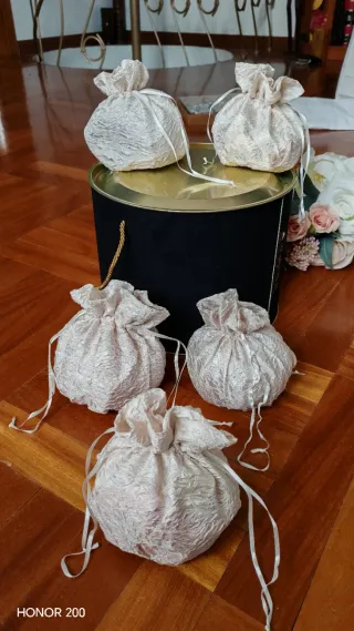 Set 5 sacchetti porta gioie in stoffa beige