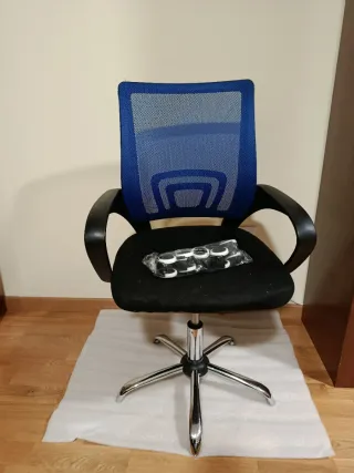 Silla de oficina ergonómica azul y negra