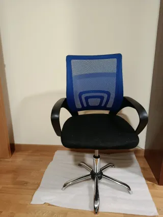 Silla de oficina ergonómica azul y negra
