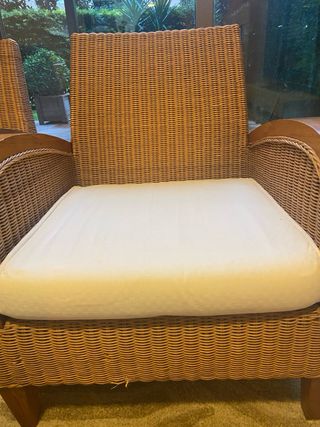 Pareja de butacas de madera y mimbre