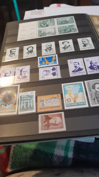 Lote sellos antiguos y catálogos