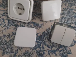 Enchufe y interruptor luz blancos