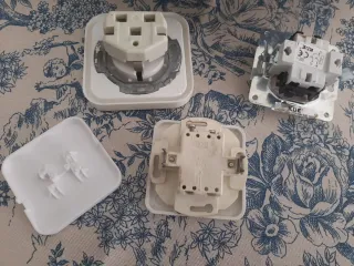 Enchufe y interruptor luz blancos