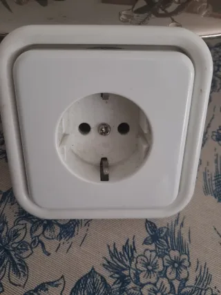 Enchufe y interruptor luz blancos