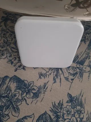 Enchufe y interruptor luz blancos