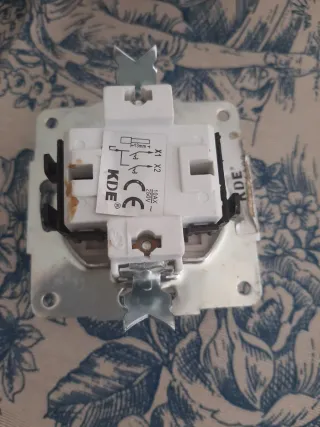 Enchufe y interruptor luz blancos