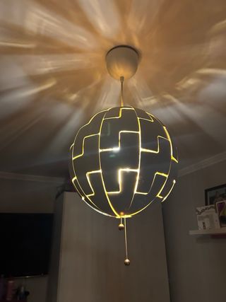 Lámpara colgante esférica, abre y cierra.