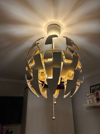 Lámpara colgante esférica, abre y cierra.