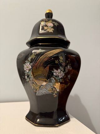 Jarrón de porcelana con aves y flores