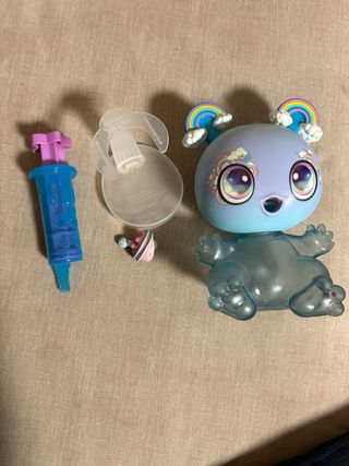 Muñeco azul con arcoíris y accesorio.