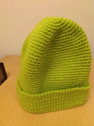 Gorro de lana verde con flor