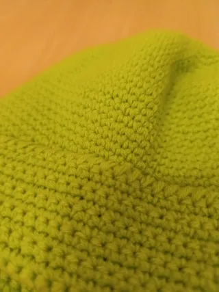 Gorro de lana verde con flor