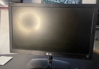 Monitor LG y Teclado Negro