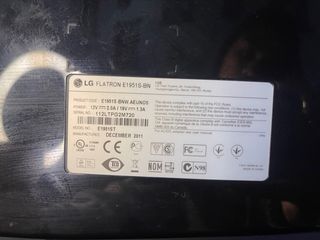 Monitor LG y Teclado Negro