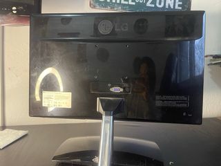 Monitor LG y Teclado Negro