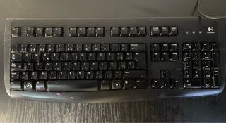 Monitor LG y Teclado Negro