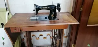 Máquina de coser Alfa antigua
