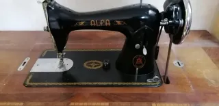Máquina de coser Alfa antigua