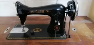 Máquina de coser Alfa antigua