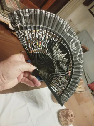 Antiguo abanico de peral pintado a mano