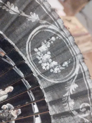 Antiguo abanico de peral pintado a mano
