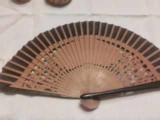 Antiguo abanico de peral pintado a mano