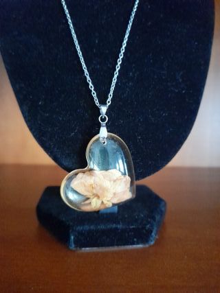 Collana con pendente cuore resina e bocciolo rosa