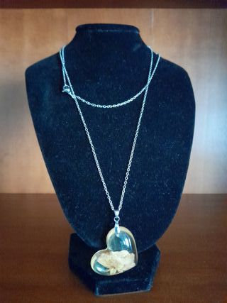 Collana con pendente cuore resina e bocciolo rosa