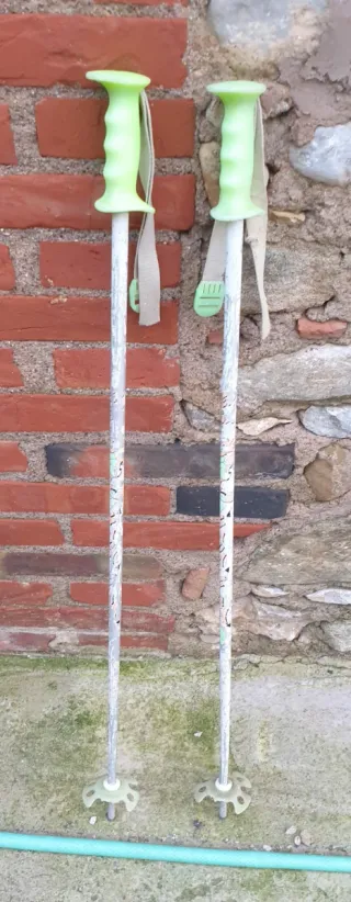 Bastones de senderismo verdes y plateados