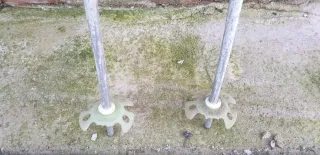 Bastones de senderismo verdes y plateados