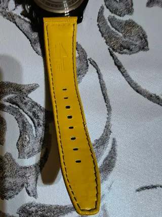 Reloj Lotus Cronógrafo Negro y Amarillo