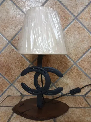 Lámpara artesanal herradura y madera