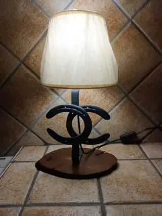 Lámpara artesanal herradura y madera