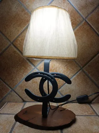 Lámpara artesanal herradura y madera