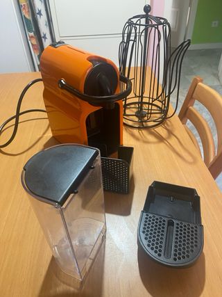 Cafetera Nespresso Naranja  Marca Deloghi